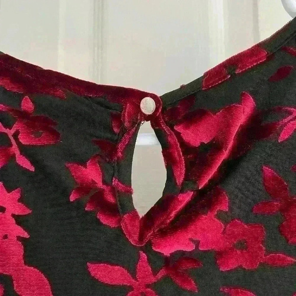 Sami & Jo Crushed Red Velvet Flower Fully Lined Top Large - Picture 4 of 5